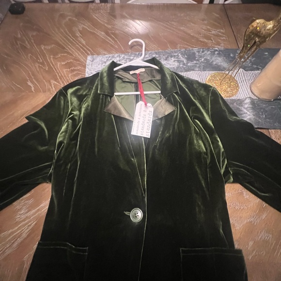 Elegant Green Velvet Blazer - Picture 5 of 7